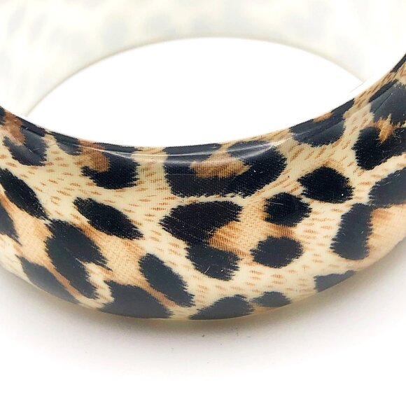 Leopard print wide bangle bracelet – chunky acrylic lucite style animal print - Picture 3 of 9